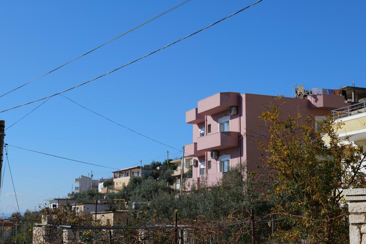 Pink Holiday Sarande Luaran gambar