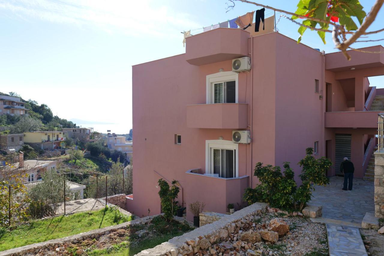 Pink Holiday Sarande Luaran gambar