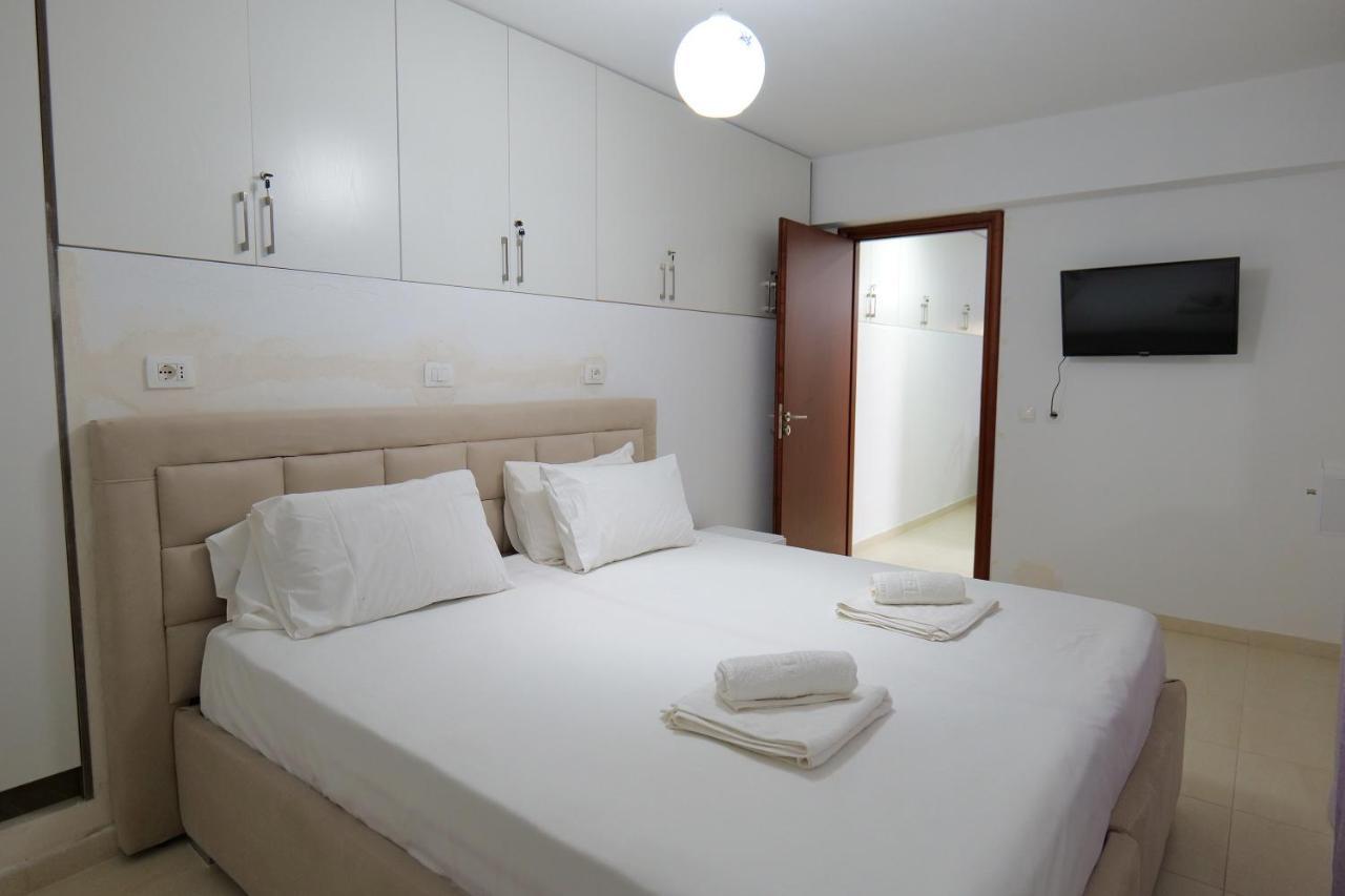 Pink Holiday Sarande Luaran gambar