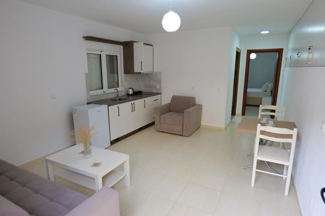 Pink Holiday Sarande Luaran gambar