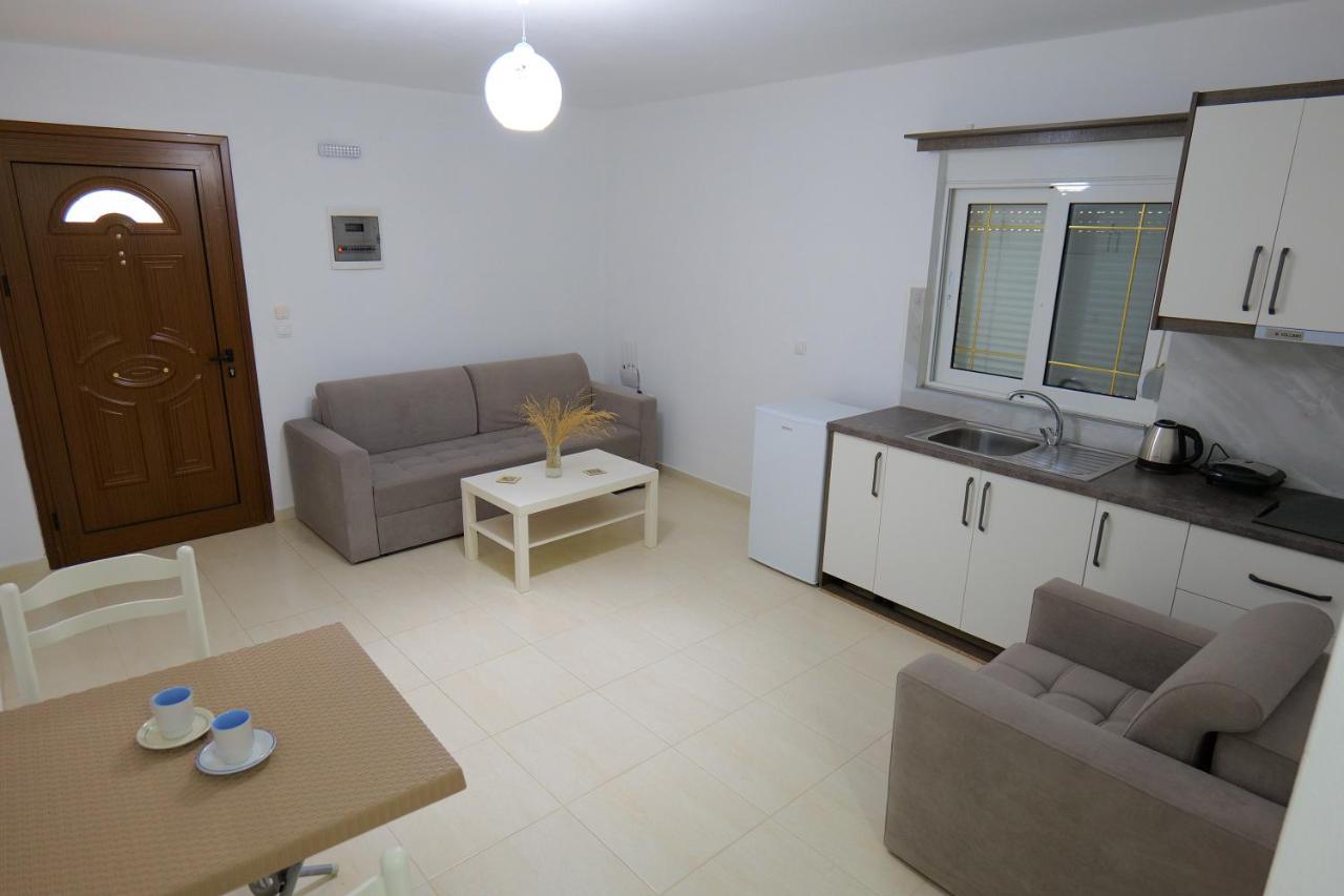 Pink Holiday Sarande Luaran gambar