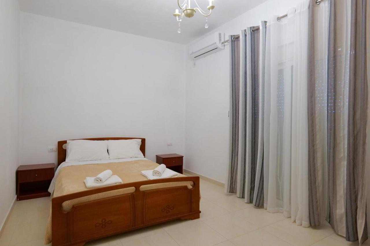 Pink Holiday Sarande Luaran gambar
