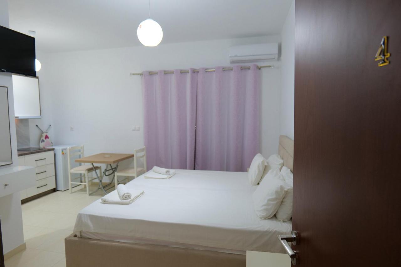 Pink Holiday Sarande Luaran gambar