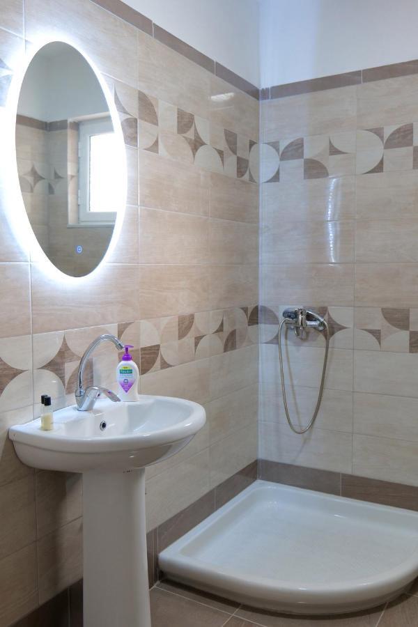 Pink Holiday Sarande Luaran gambar