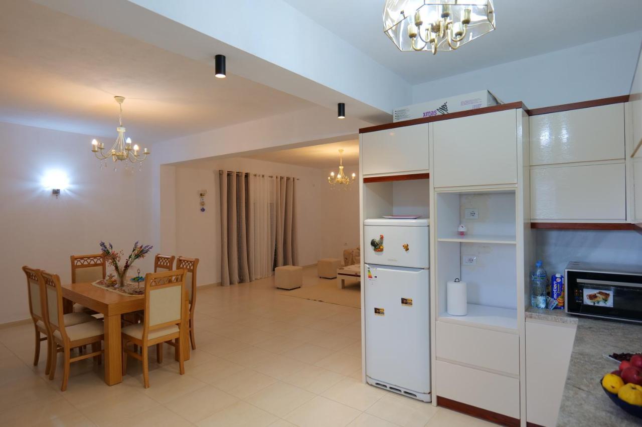 Pink Holiday Sarande Luaran gambar