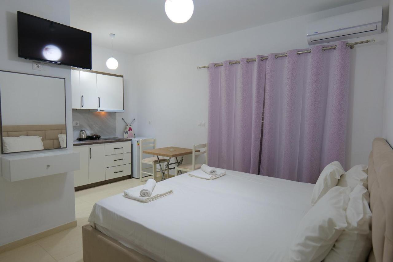 Pink Holiday Sarande Luaran gambar