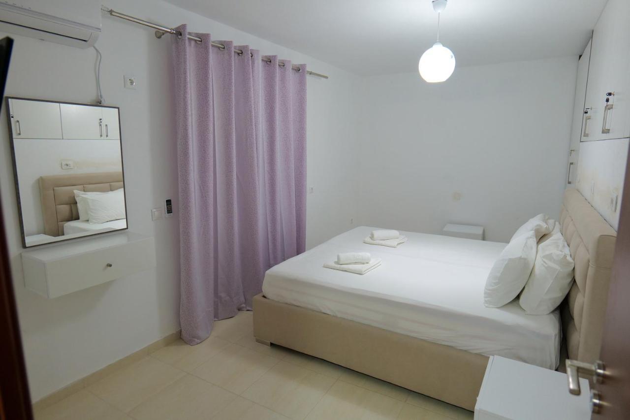 Pink Holiday Sarande Luaran gambar