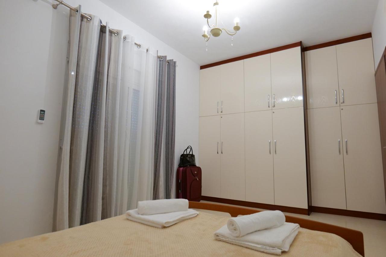 Pink Holiday Sarande Luaran gambar