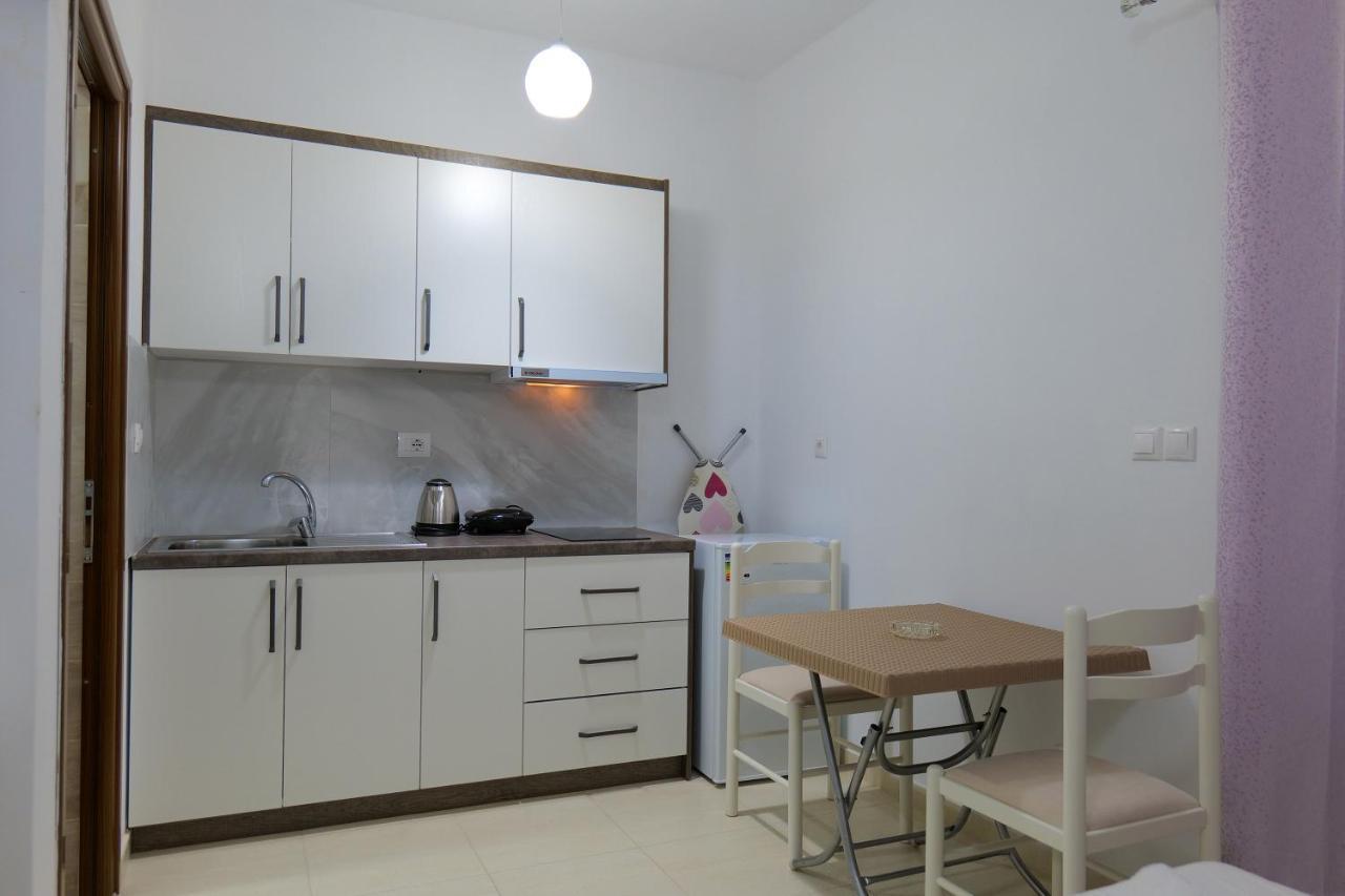 Pink Holiday Sarande Luaran gambar