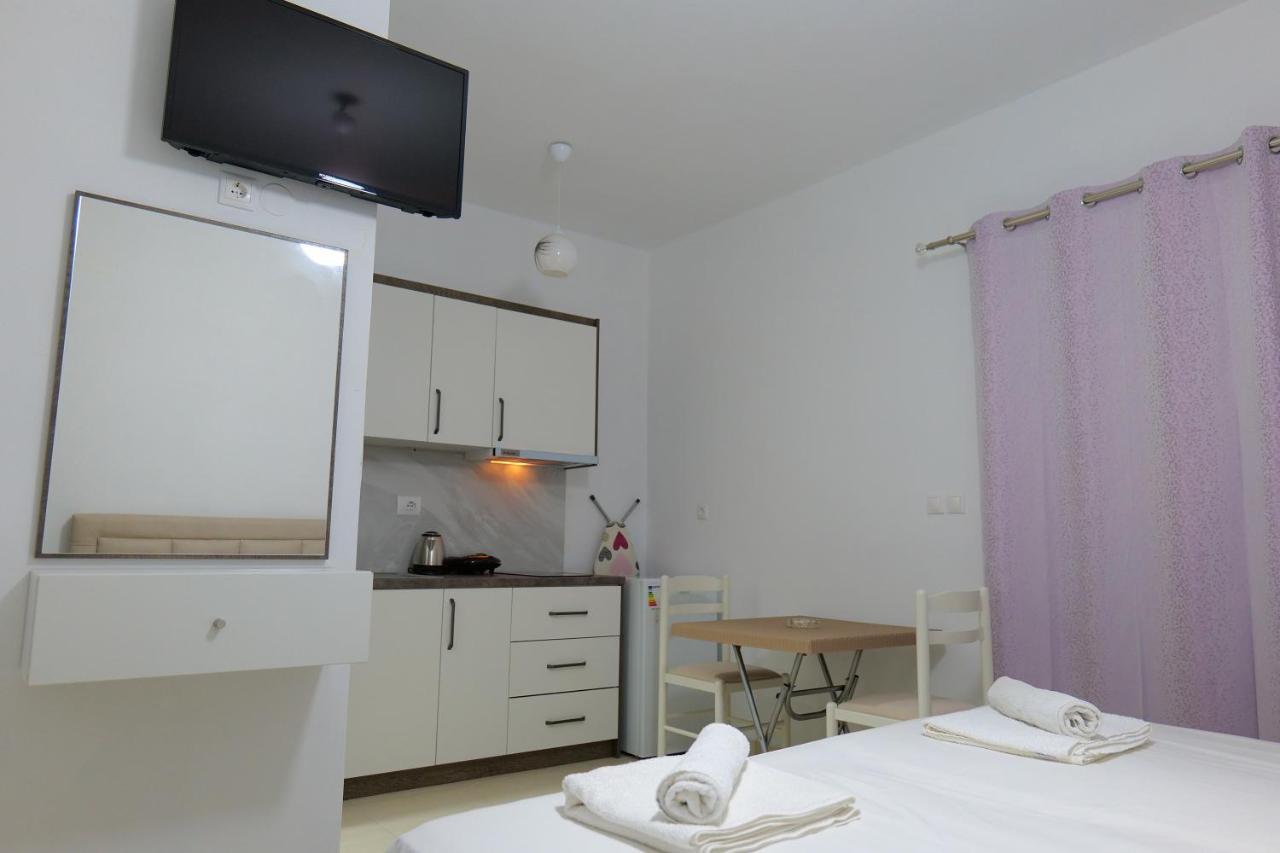 Pink Holiday Sarande Luaran gambar